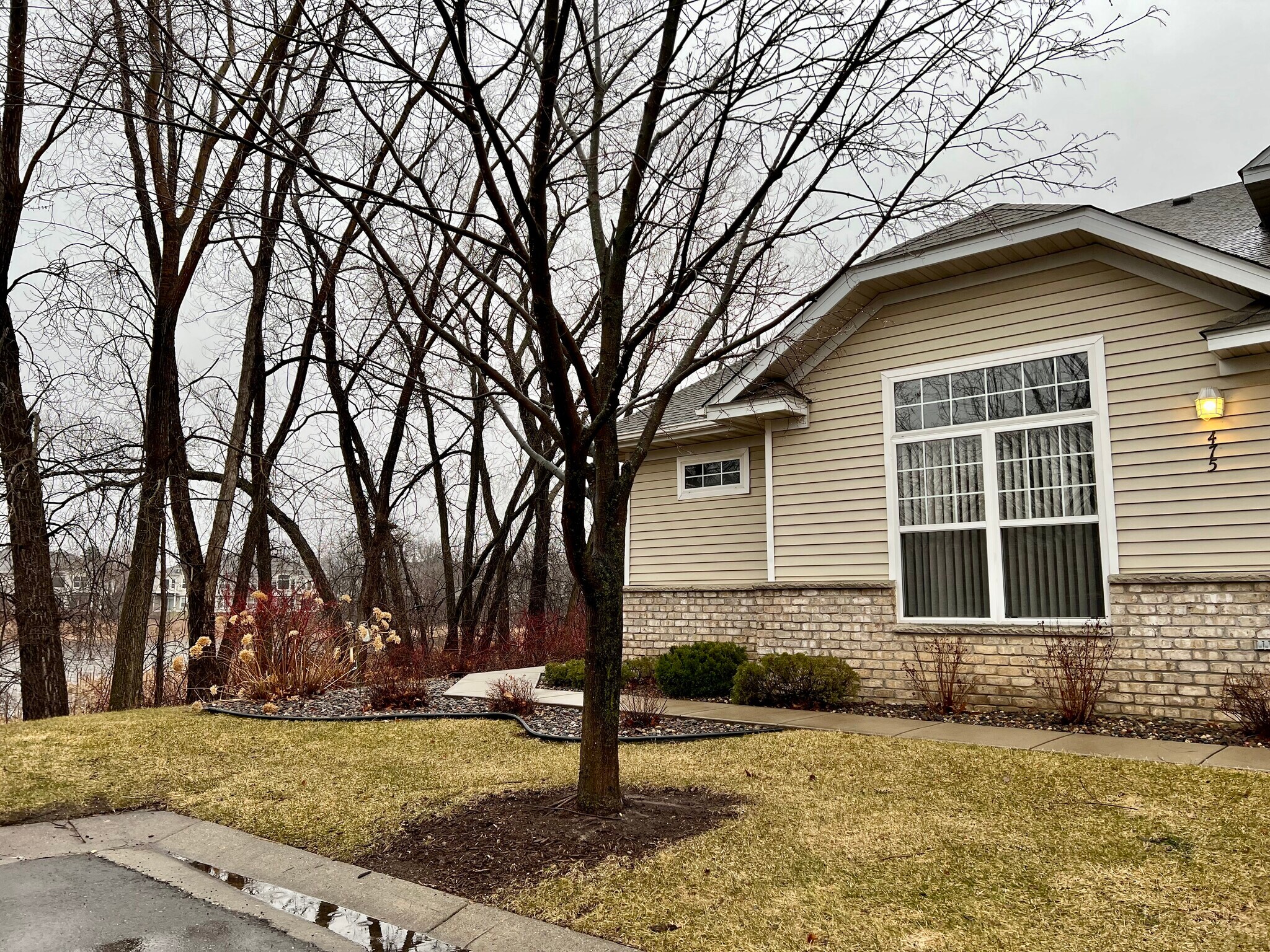 Building Photo - 475 Hickory Ln N
