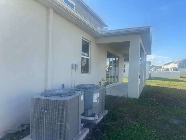 Building Photo - Spacious 4 bedroom 2.5 Bath, Fully Furnish...