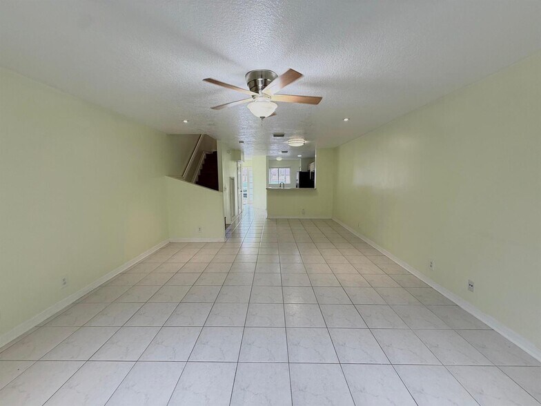 Building Photo - 1910 Lakeview Dr W