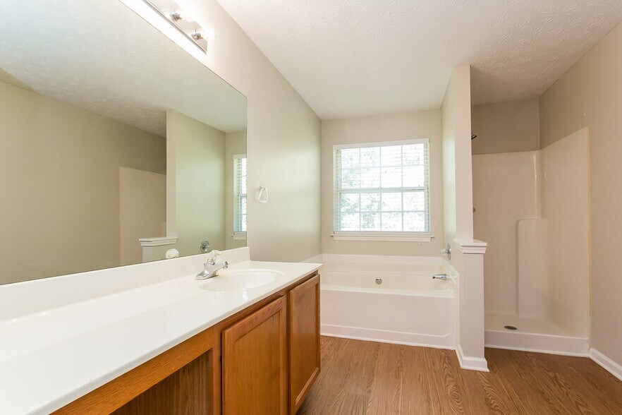 Building Photo - 126 Springbottom Dr SE