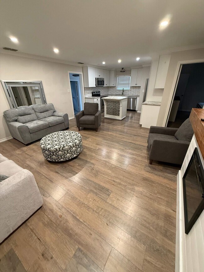 Building Photo - 4511 Spencer Dr