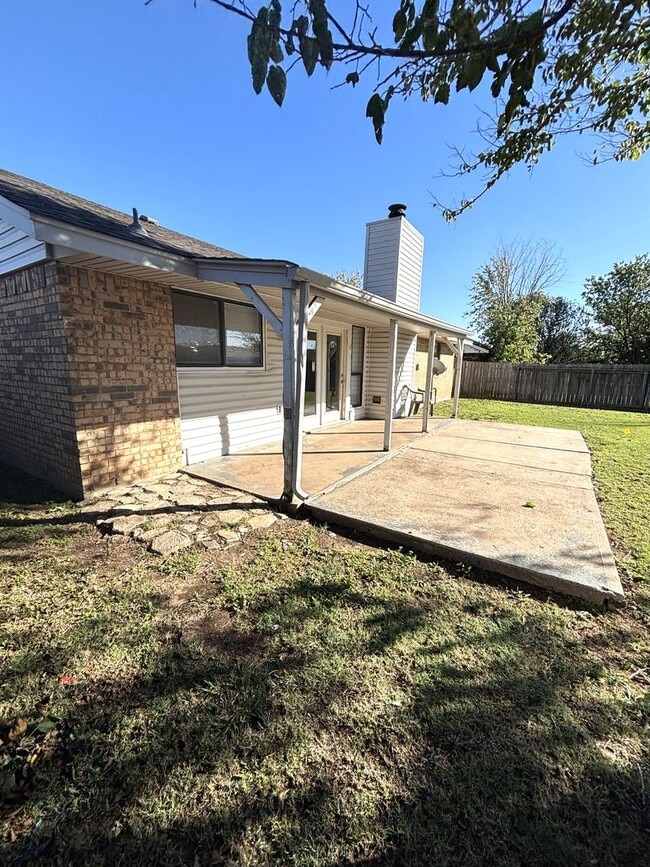 Building Photo - Beautifully remodeled with new paint, floo...