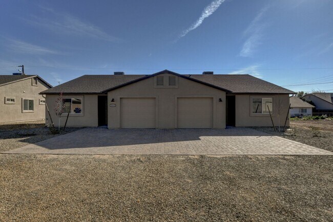 Building Photo - 3013 N Corrine Dr