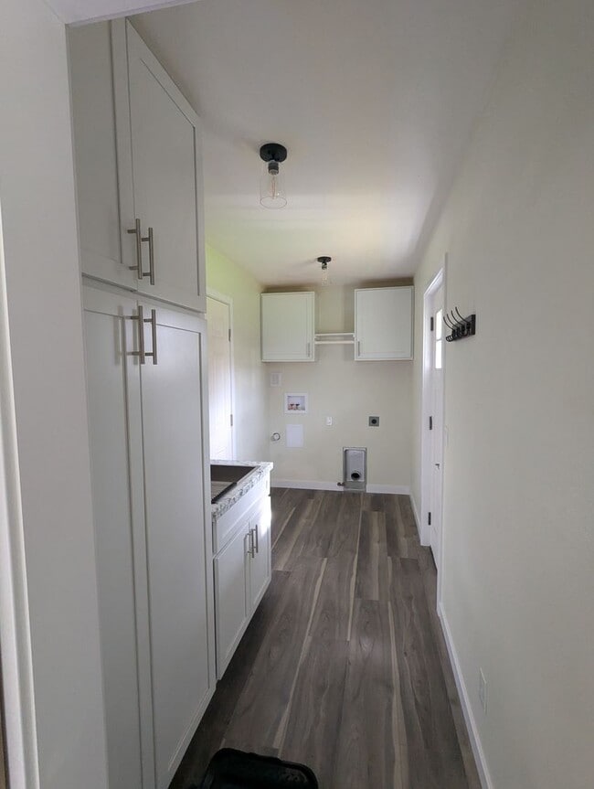 Building Photo - Very nice 3 bd 2 bath