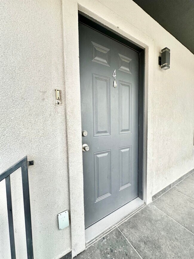 Building Photo - 2705 Mauricio St