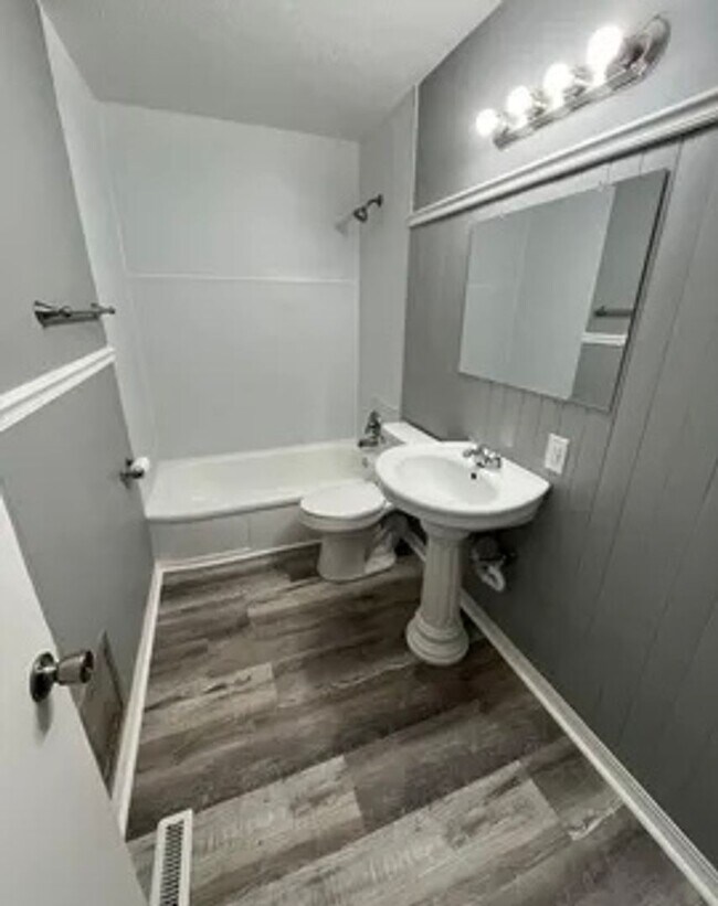 Building Photo - 3 bedroom/2 bath house