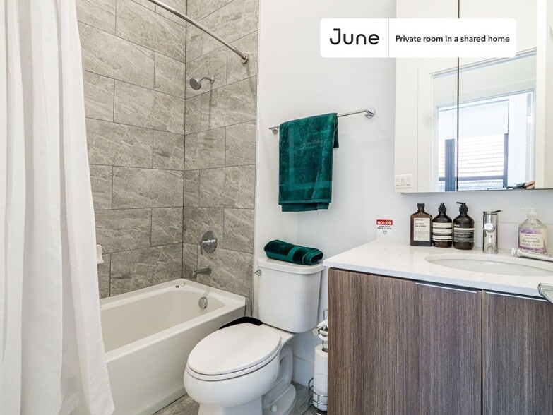 Building Photo - Room in Shared 4 bed/2 bath home