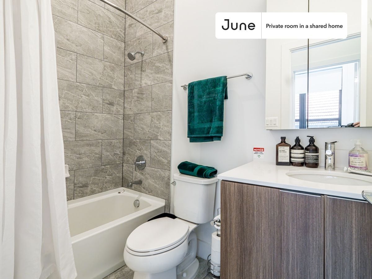 Building Photo - Room in Shared 4 bed/2 bath home