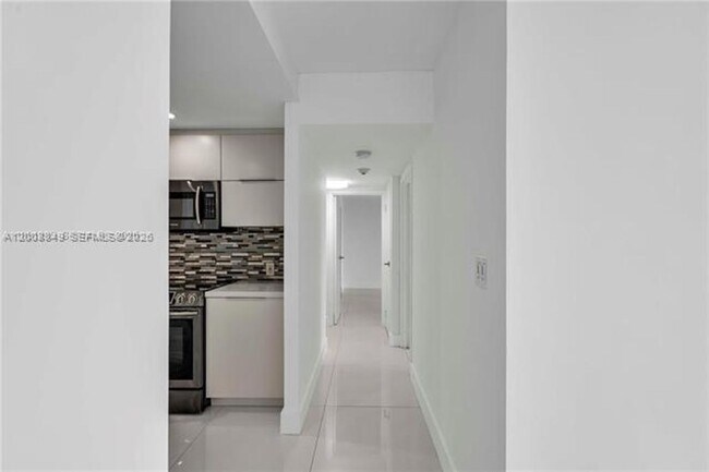 Building Photo - 100 Bayview Dr
