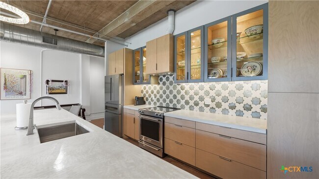 Building Photo - 222 Losoya St