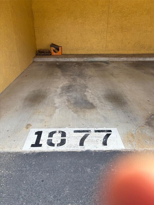 Building Photo - 806 W 24th St