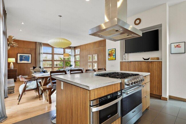 Building Photo - Mid-Century Home