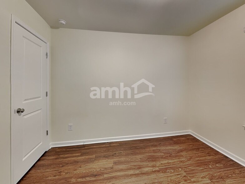 Building Photo - 307 Camp dr