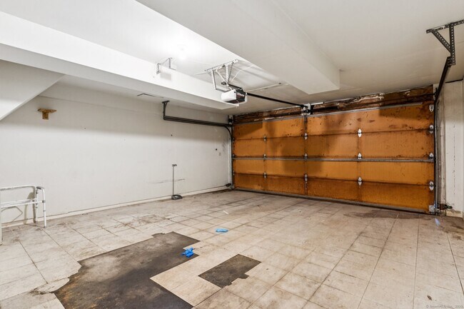 Building Photo - 16 Byington Pl