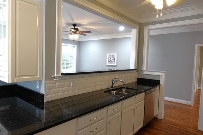 Building Photo - 923 Squires Pt