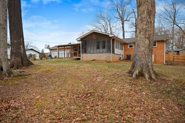 Building Photo - Spacious 4BR (or 3BR + Bonus) with 2 Living Rooms, Screened Porch & 4-Car Garage