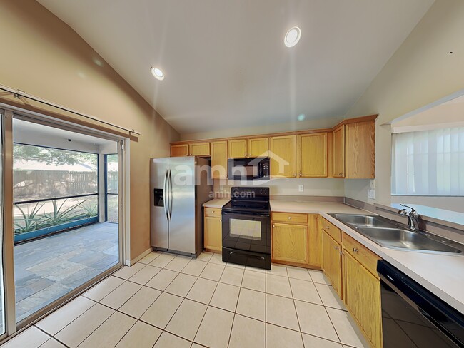 Building Photo - 6911 Exeter Park Pl