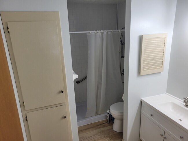 Building Photo - 424 Heritage Cir