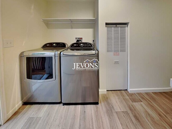 Building Photo - Rent Ready!