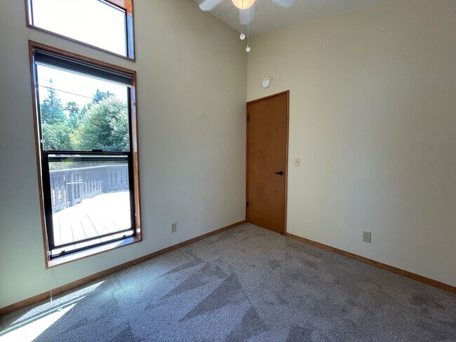 Building Photo - 025-02