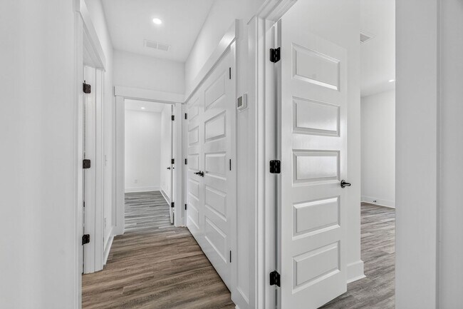 Building Photo - Modern Comfort in the Heart of Johns Island