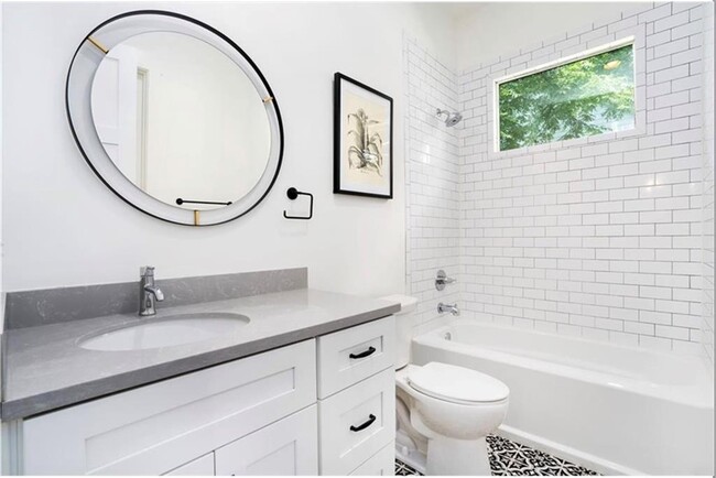 Building Photo - 178 Richardson St SE