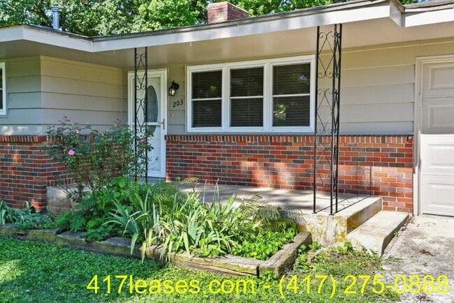 Building Photo - 203 S White Oak Ave