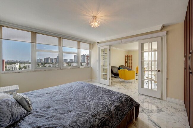 Building Photo - 2030 S Ocean Dr