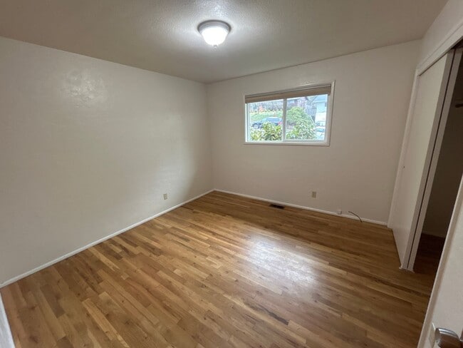 Building Photo - HALF OFF FEBRUARY RENT! 3 Bedroom 1.5 Bath in Desirable NW Corvallis