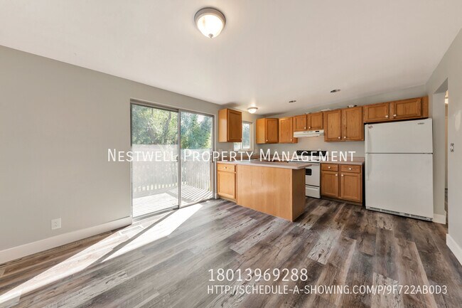 Building Photo - Updated Holladay MAIN floor duplex