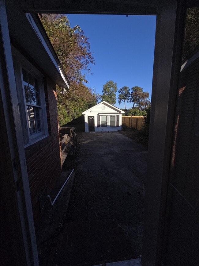 Building Photo - 1006 Holden St