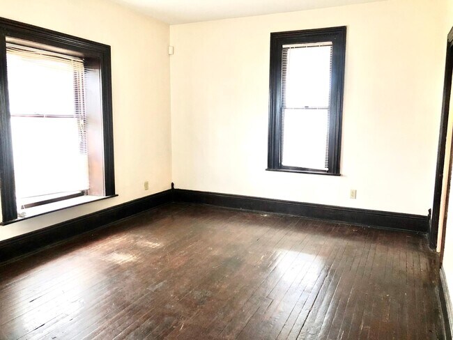 Building Photo - 418 W Cedar St