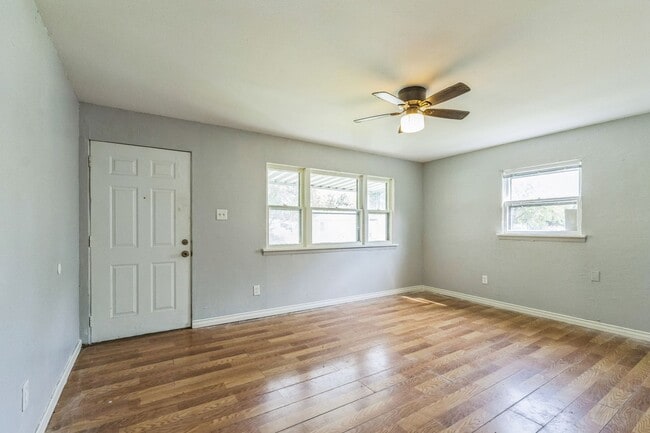 Building Photo - LIMITED TIME**NO APPLICATION FEE**1/2 OFF DEPOSIT**