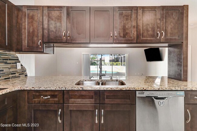 Building Photo - Suntree living