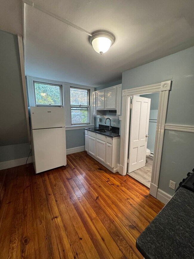 Building Photo - Charming 1-Bedroom Apartment in Russell, MA