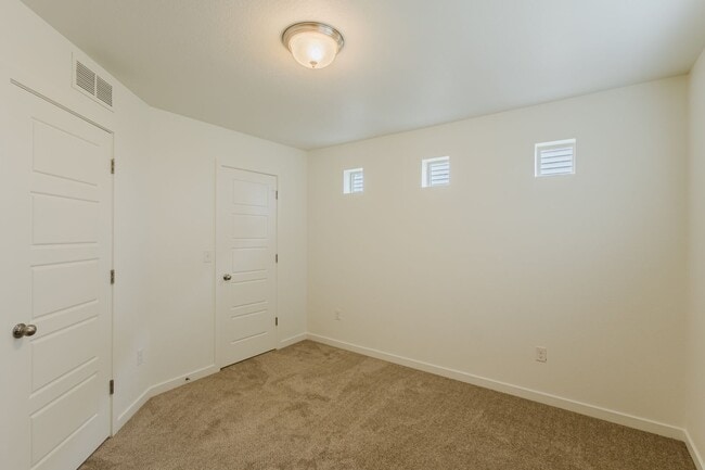 Building Photo - 2656 Champagne Ave