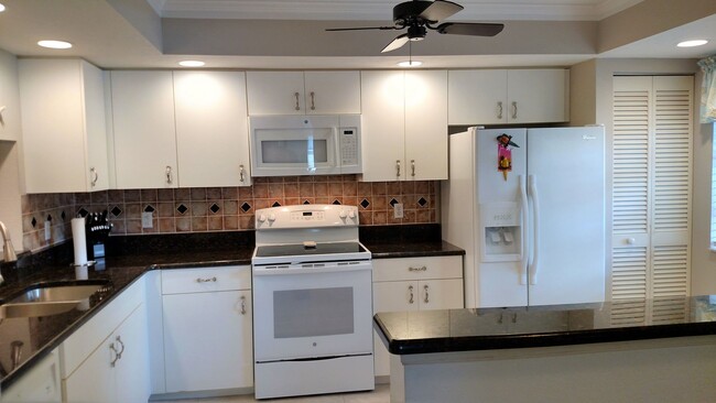 Building Photo - Seasonal Short-Term 2-Bedroom 2-Bath Condo located in Englewood!