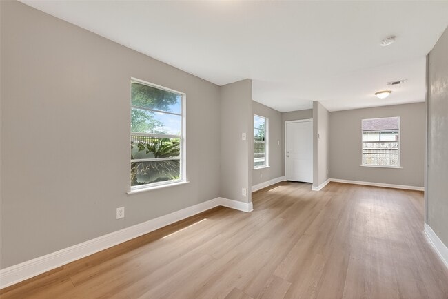 Building Photo - 2446 Mayview Dr