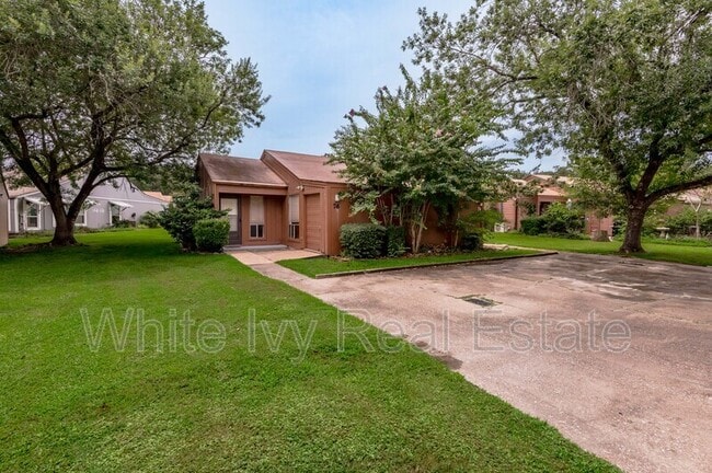 Building Photo - 76 Westwood Dr W