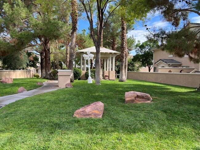 Building Photo - GORGEOUS TOWNHOME FOR IMMEDIATE MOVE-IN