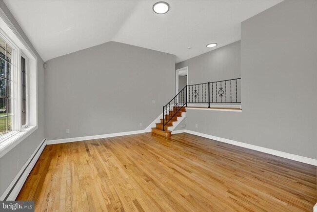 Building Photo - 260 Paradise Rd