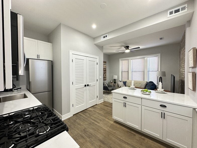 Building Photo - 3840 N Wilton Ave