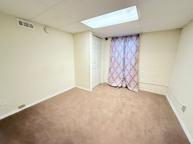 Building Photo - Stunning 5-Bedroom Home with Pool in Desir...