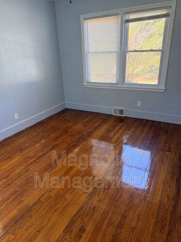 Building Photo - 1217 Oakridge Ave