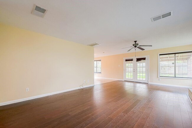 Building Photo - 2039 Shorewood Ln
