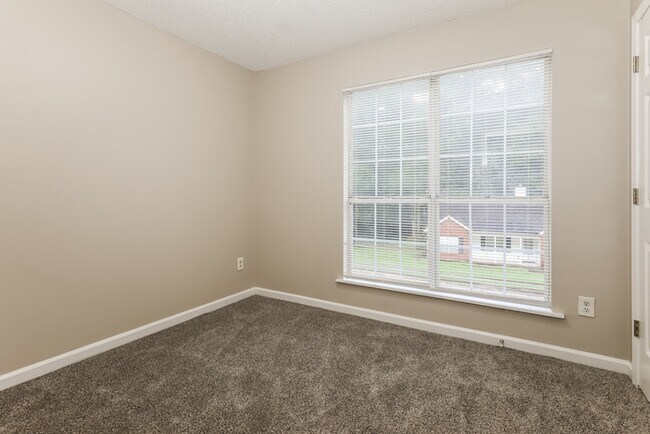 Building Photo - 5-Bedroom Split-Level Home