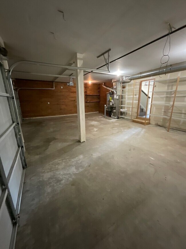 Building Photo - Beautiful 3 BR/2.5 BA Home with Bonus Room