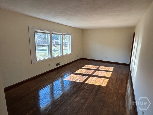 Building Photo - 190 Northcrest Dr