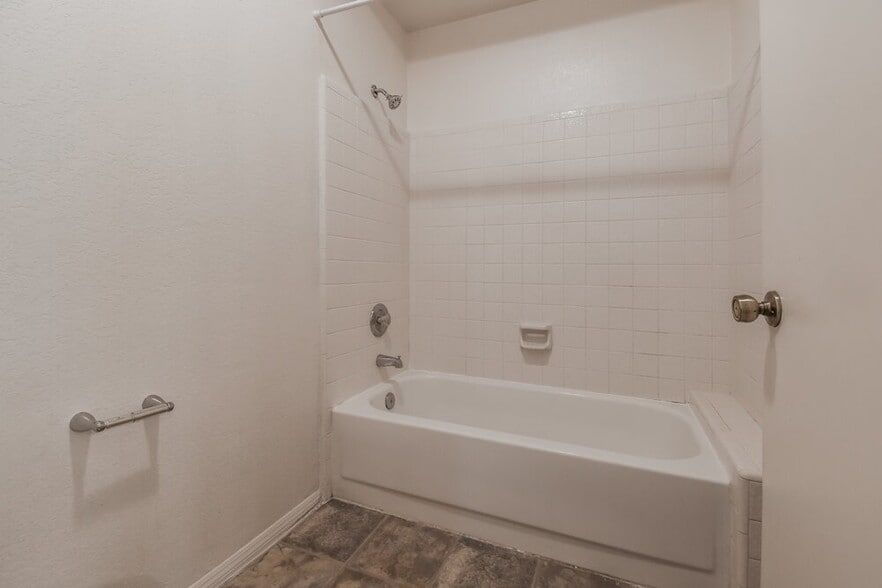 Building Photo - 3460 N Seneca Ct
