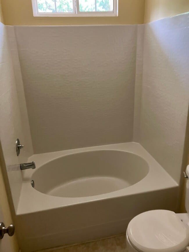 Building Photo - 2 bed, 2.5  bath townhome in Towne Meadows...